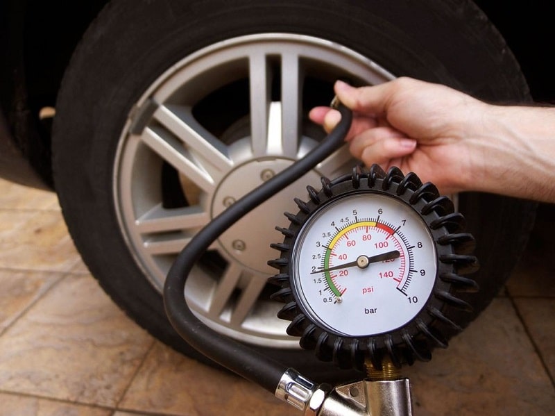 Những nguy cơ tiềm ẩn khi bơm lốp xe ô tô không đúng cách?